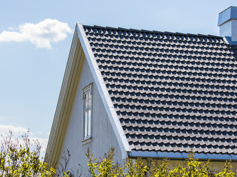 På eldre hus og hytter kan det være nødvendig å bytte tak. Da har man også muligheten til å endre type og farge, og oppdatere husets fasade.
