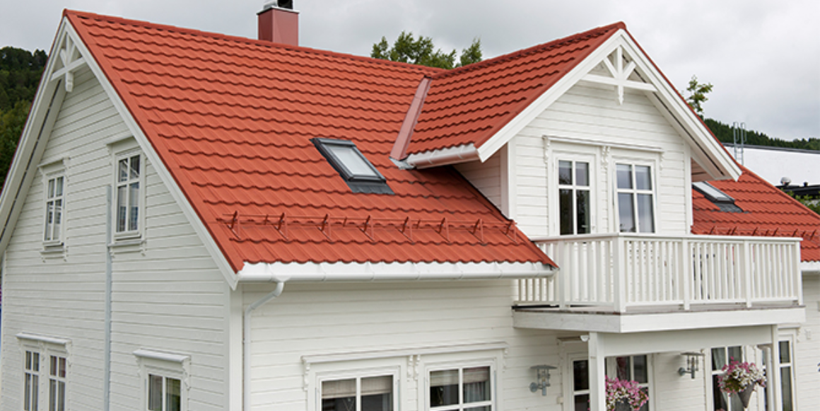 Velger du tegl, så får du en meget holdbar løsning for taket ditt som faktisk øker husets verdi. Tegltakstein er et rent naturprodukt av brent leire som har blitt brukt av mennesker i tusenvis av år. Velg mellom flat eller enkelkrum, i naturell eller glasert overflate.