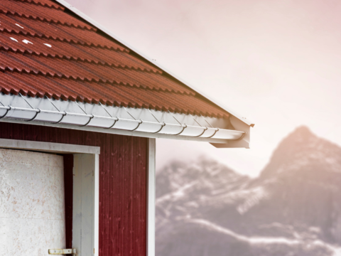 Steg 1 Hva slags takrenne skal du velge? Plast, stål, aluminium eller tre? Det estetiske og klima er de to viktigste faktorene for riktig valg.