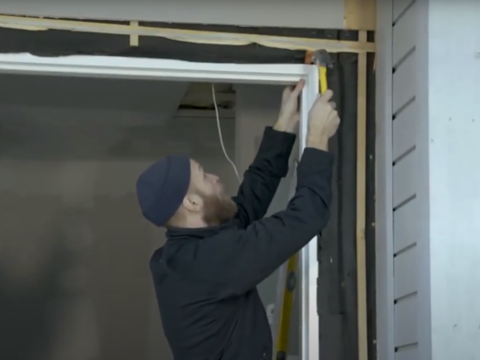 Steg 3 Å montere ytterdør selv er noe du enkelt kan gjøre. Følg vår guide som steg for steg viser deg hvordan du monterer ytterdør. Kombinér gjerne guiden med å se vår gjør-det-selv video!