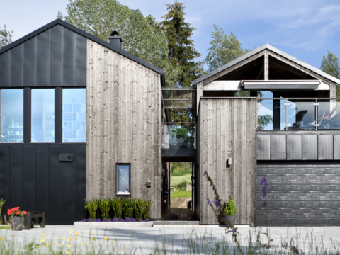 Å etterisolere ytterveggen og bytte kledning er en effektiv måte å redusere varmetapet i huset på. Vi hjelper deg gjennom byggeprosjektet - fra planlegging til gjennomføring!