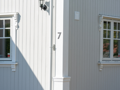 Steg 9 Er du usikker på hvordan du best skal vedlikeholde og ta vare på husets ytterkledning? Her er rådene som sikrer et godt resultat – over tid.