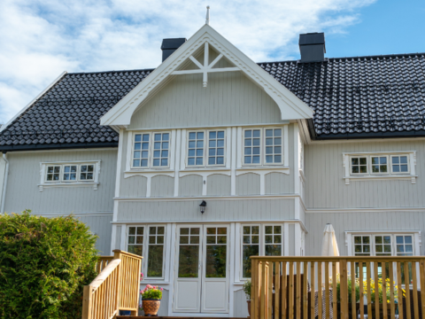 hvitmalt hus med stående kledning