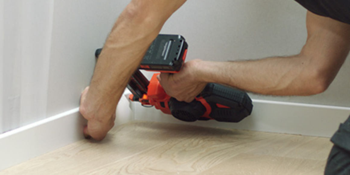 Når listene er ferdig kappet, setter du dem inntil hverandre i hjørnet, presser dem mot gulvet og spikrer dem fast i veggen. Bruker du brede lister som er mer enn 50 mm, må du spikre dem i begge ender. Husk at du bør ha 60 cm mellom hver spiker.