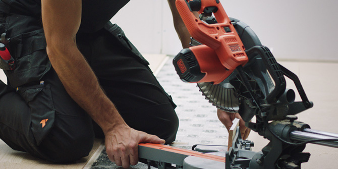 Før du begynner å legge lister må veggen måles nøyaktig. Gjær gulvlisten i 45 grader når du skal montere lister i innvendige hjørner. Sag slik at baksiden av gulvlisten er lik lengden på veggen. Ved utvendige hjørner er det viktig at gulvlisten gjæres motsatt vei, og at listens bakside er like lang som veggen. Bruk gjerne lim i sammenføyningen på utvendige hjørner, så sitter de helt sammen.