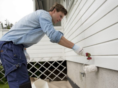 Male huset på halve tiden? Hva er best av pensel og malerull? Og hvilken pensel er best? Hva spiller mest inn av malingen og utstyret? Er det noe poeng med dyrt utstyr? Vi skal prøve å svare på disse spørsmålene, og gi deg tipsene som gjør at jobben går raskere.