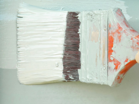 Gi malingen tid til å tørke Hvor lang tid tar det før maling tørker? Her finner du anbefalinger for vannbasert, oljebasert og hybridmaling.