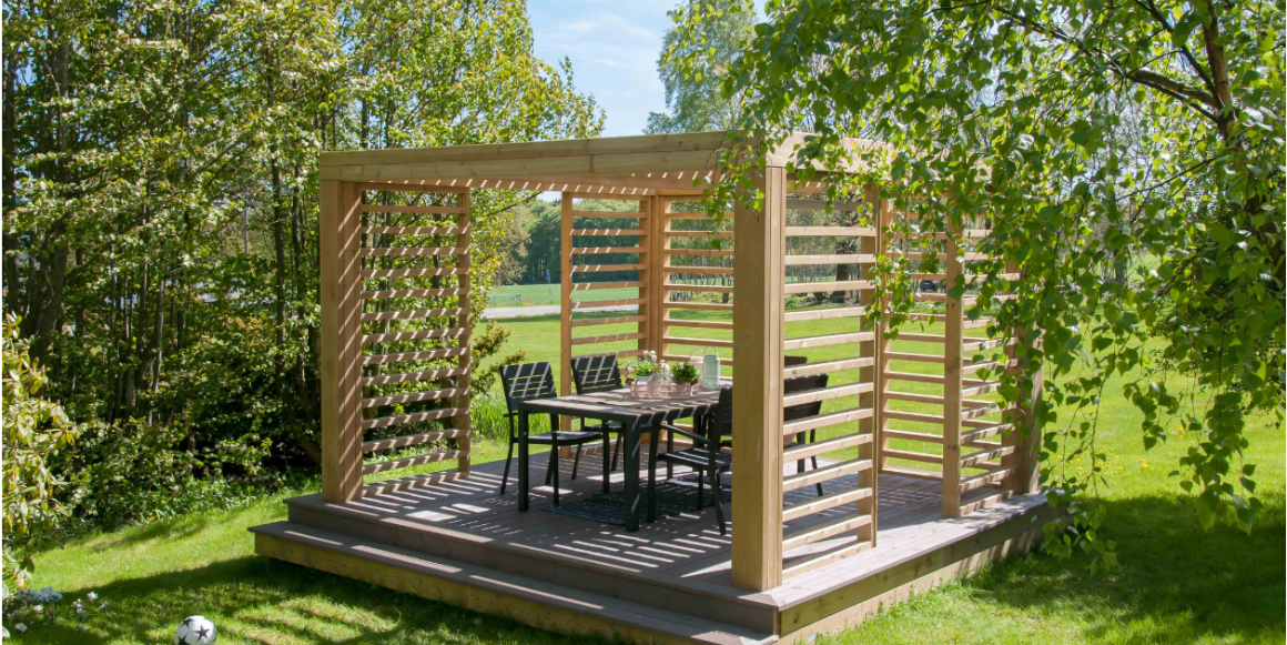 Utforsk pergolaens allsidighet som en sjarmerende uteplass med overbygg. Bygg den tett eller åpen, perfekt for planter som slynger seg i overbygget. Se inspirerende bilder fra Bergene Holm.