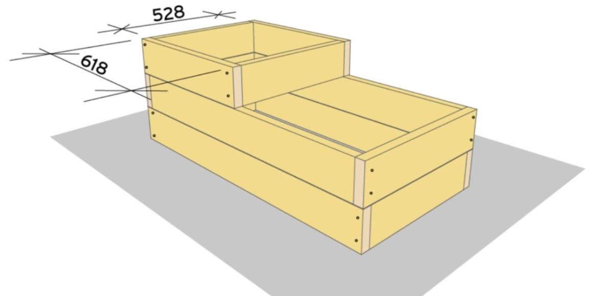 4. Kapp 2 stk. 36x148mm impregnert konstruksjonsvirke til 618mm. Og 2 stk. til 528mm. Skru sammen med treskruer 5,0x70mm som i trinn 1 og 3. Legg oppå de andre rammene.
