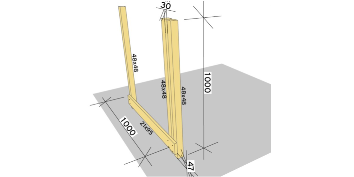 1. Kapp til 3 stk impregnert lekt 48x48mm til 1000mm lengde. Plassér to av de på bakken slik at bredden blir 1000mm.  Kapp til 1 stk terrassebord 21x95 til 1000mm. Skru fast terrassebordet med 47mm mellomrom under, med treskruer 5,0x50 mm.  Plassér deretter den tredje lekten 48x48mm 30mm fra den første, og skru fast.