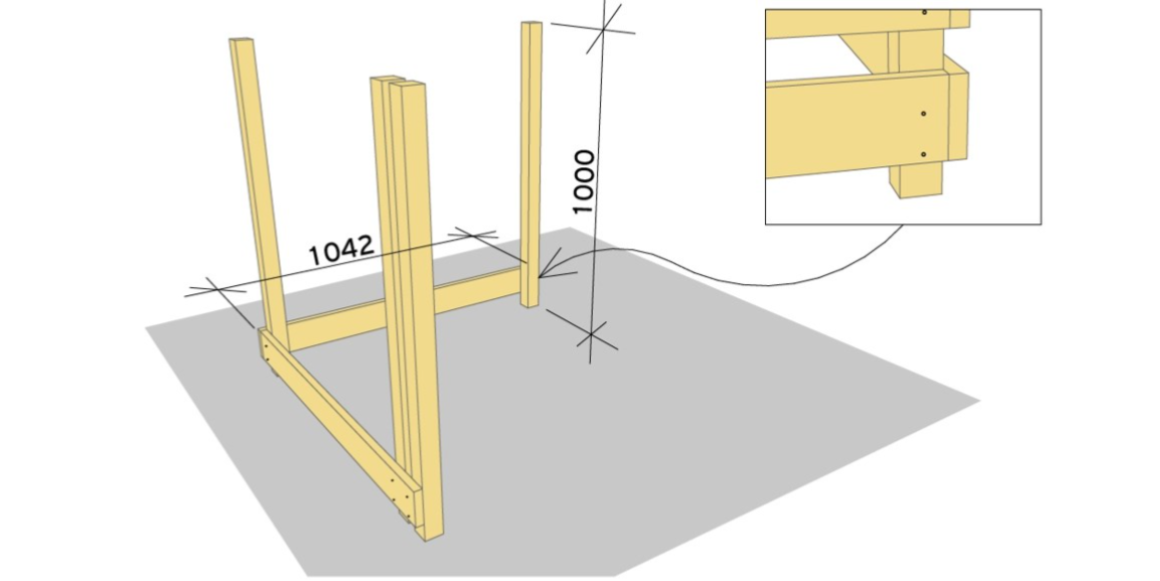 2. Kapp til ett terrassebord til 1042mm, og skru fast i samme høyde som trinn 1. Nå kan du reise byggverket og sette det der det skal stå.  Kapp til neste stolpe og fest på samme måte som tidligere.  OBS: Terrassebordene på 1042mm lengde skal dekke plankene på 1000mm.