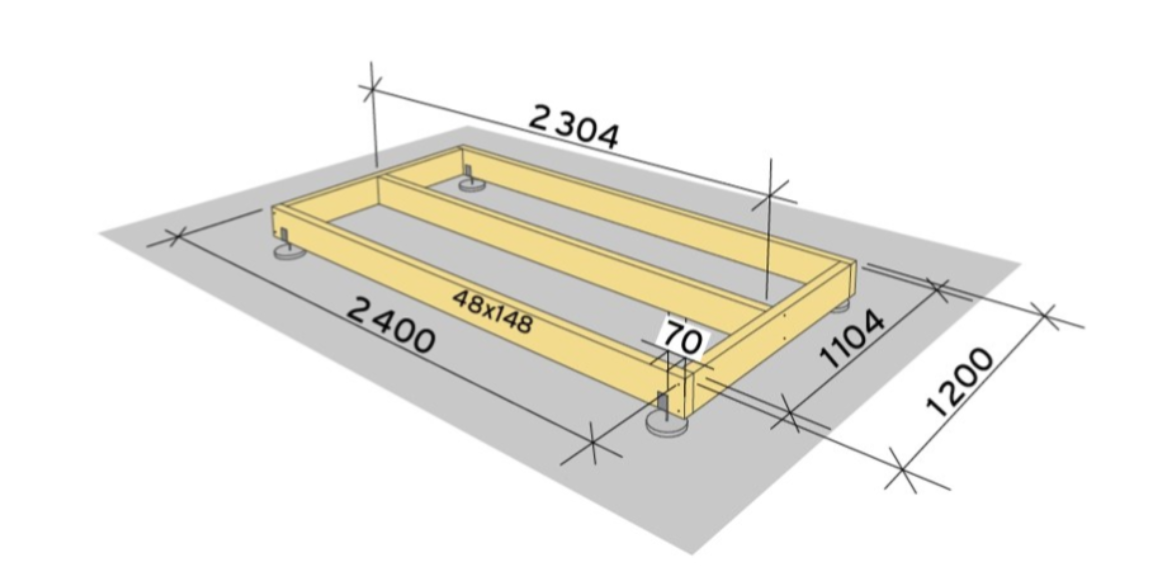 1. Mål opp plassering av betongfundamentene. Grav disse ned, høydejuster og fyll igjen. Kapp til 2 stk. lengder til 2400 mm, 2 stk. til 1104 mm og 1 stk. til 2304 mm og skru sammen som på anvisningen med treskruer 5x80mm.