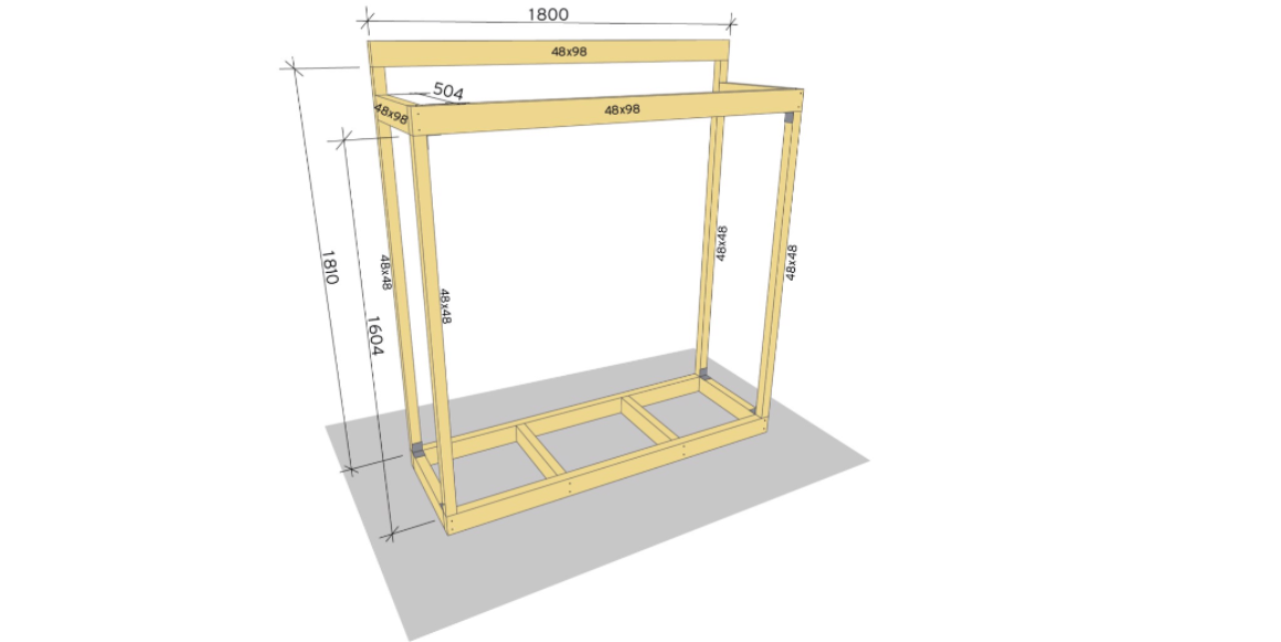 2. Kapp til 2 stk. 48x48 impregnert lekt til 1604mm. Skru fast i bjelkene under og forsterk med vinkelbeslag 50mm. Kapp til 2 stk. til 48x48mm til 1810mm og fest på samme måte i bakkant. Kapp til 2 stk. 48x98 impregnert konstruksjonsvirke til 1800mm og 2 stk. til 504mm. Fest de lange bjelkene med lange treskruer 5,0x12mm. og forsterk i forkant med vinkelbeslag 50mm. Skru fast de korte på 504mm med treskruer 5,0x80mm.