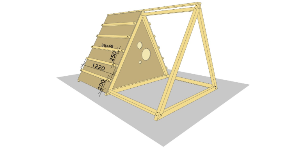 4. Kapp til 10 stk. 36x48 impregnert lekt til 1220mm lengder. Skru fast den nederste 200mm fra bunnen av finérplata, og videre oppover med 250mm. mellomrom. Gjenta på andre siden. Skru fast til trekantkonstruksjonen med treskruer 5x0m80mm.