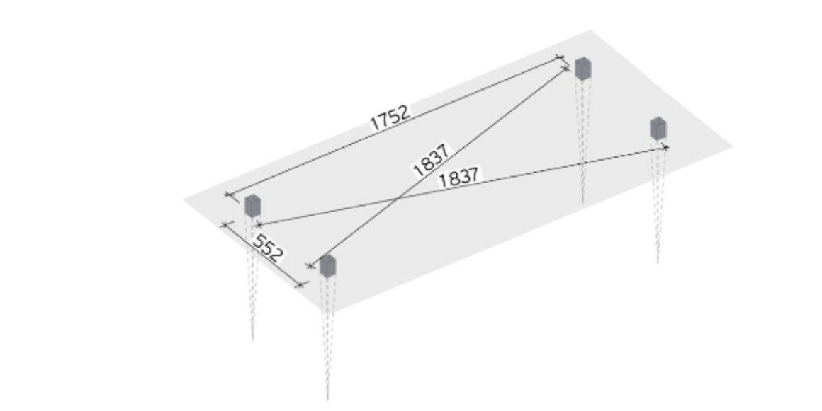 Marker ut plassering av stolpespyd og slå de ned i marken. Målene over er målt mellom senter i hvert spyd. Pass på at diagonalmålene er like.