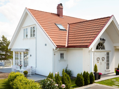 Begynner fargen å miste glansen, eller det har begynt å komme sprekker i malingen? Da er det på tide å male huset utvendig. Her får du 5 steg til et vellykket resultat.