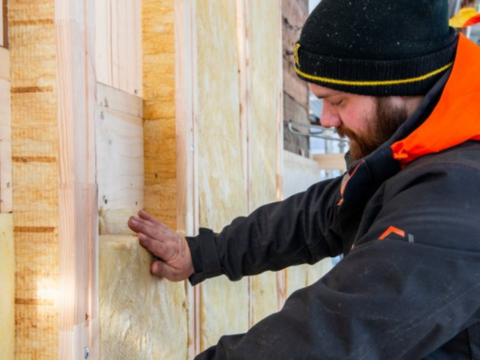 Etterisolere yttervegger Utforsk enkelheten ved etterisolering av yttervegger med vår guide. Få praktiske tips og trinnvise instruksjoner for å forbedre isolasjonen og energieffektiviteten i hjemmet ditt.