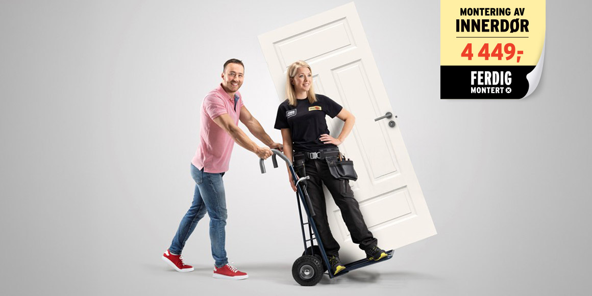 Bilde av kunde som tar med seg innerdør og håndverker hjem for tjenesten Ferdig Montert
