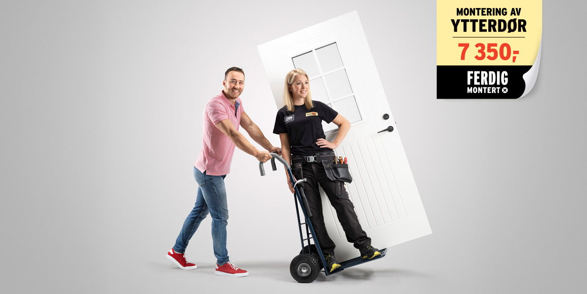 Bilde av håndverker med ytterdør som leveres Ferdig Montert.