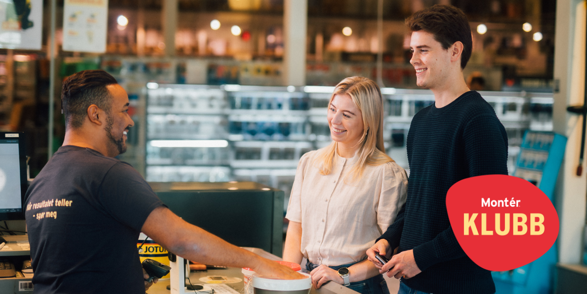 Smilende par i kassen som handler hos Montér, som også er medlemmer i Montér Klubb lojalitetsprogram