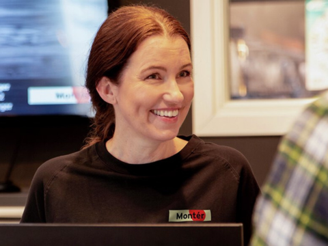 dame ansatt i Montér byggevarehus som hjelper kunde ved å yte god kundeservice dame ansatt i Montér byggevarehus som hjelper kunde ved å yte god kundeservice