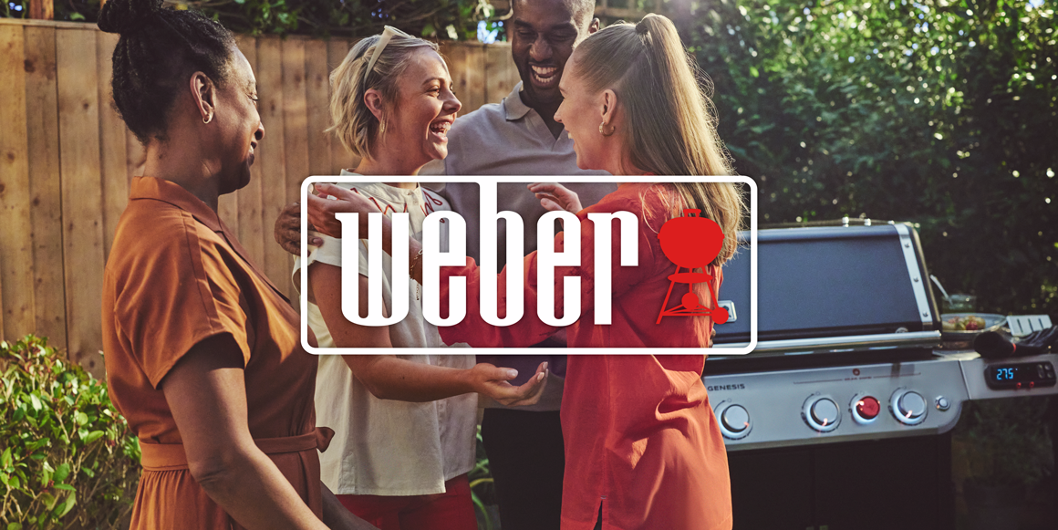 Folk som hygger seg med grill fra Weber