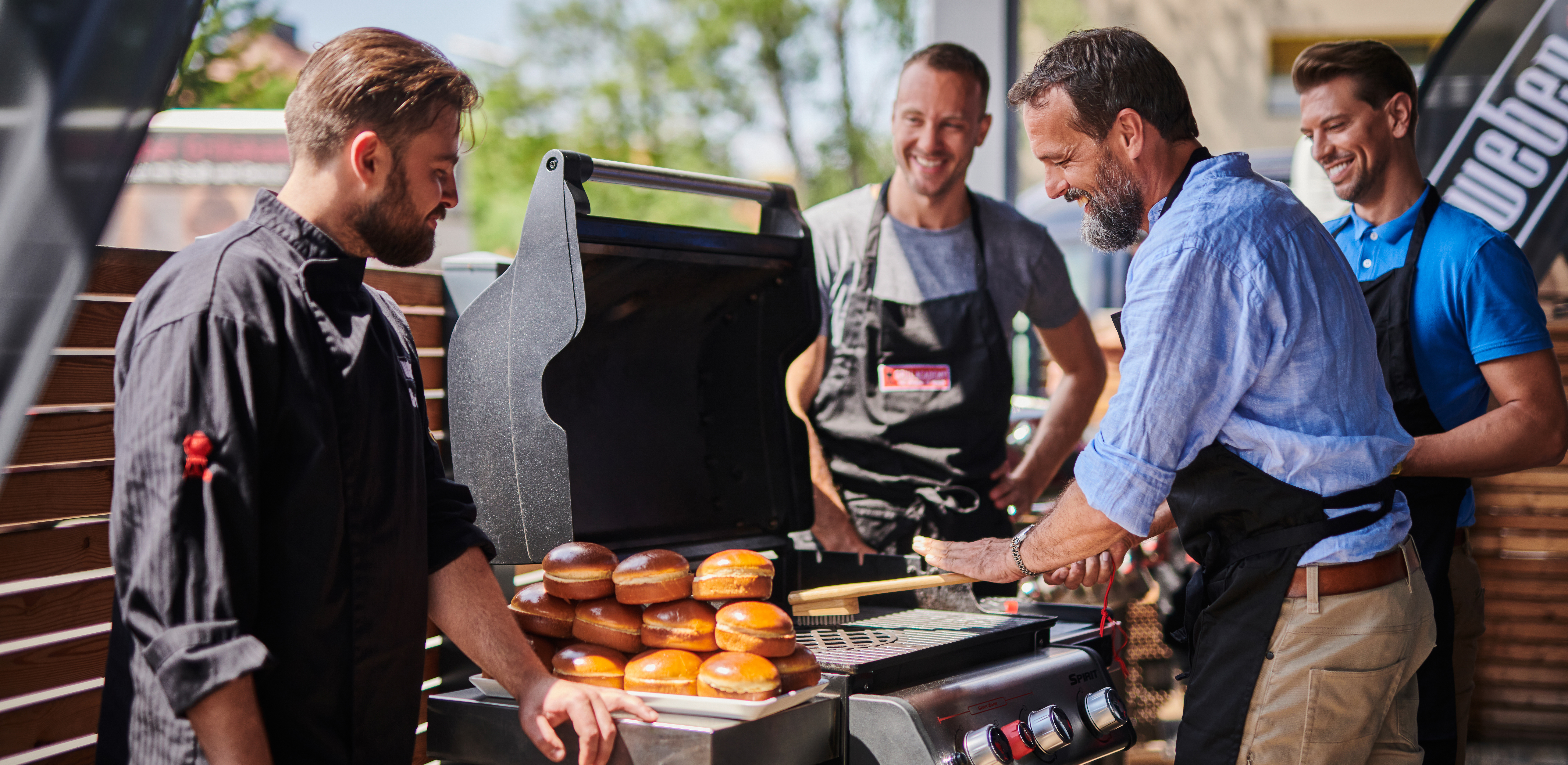 Folk som koser seg med grillopplevelser på Weber gassgrill