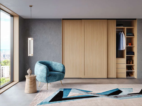 Lekker skyvedørsgarderobe på soverom med innredning
