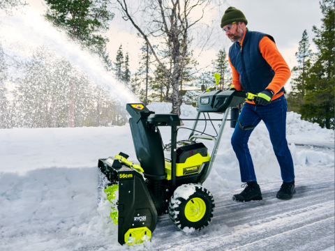 Hos oss finner du alt du trenger for enkel og effektiv snørydding, enten du skal rydde gårdsplassen, oppkjørselen eller hyttetomta. Mann som bruker snøfreser fra Ryobi