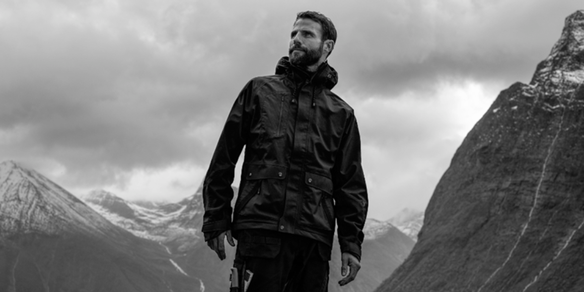 Arbeidskar i arbeidsklær på et fjell