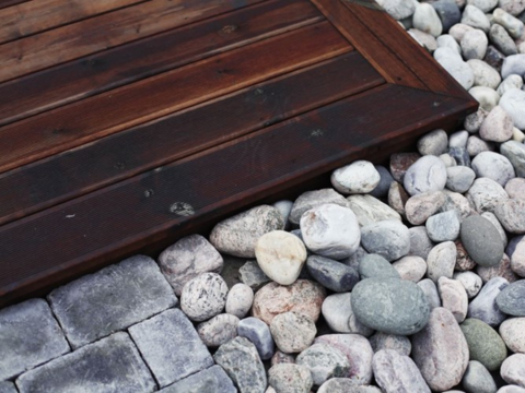 hage hvor det er lagt dekorstein mellom terrasse og plen hage hvor det er lagt dekorstein mellom terrasse og plen