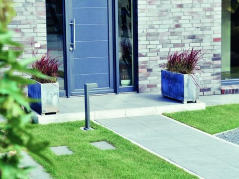 Heller som er lagt i inngangsparti foran hus Heller som er lagt i inngangsparti foran hus