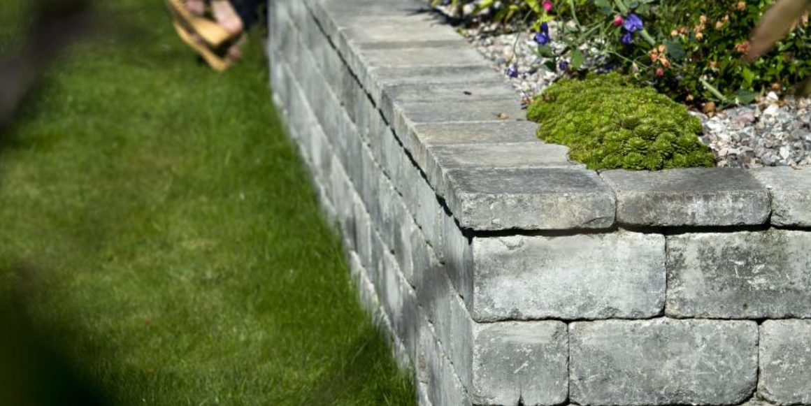 Rådhus støttemur brukt til å dekorere en hage