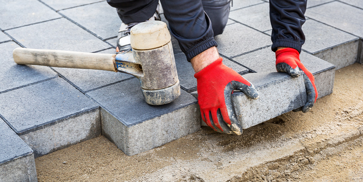 Å legge belegningsstein er en flott måte å gi uteplassen en oppgradering, og kan brukes som fine overflater på gangstier, terrasser og parkeringsplasser.