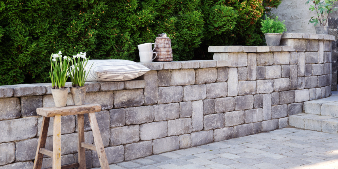 Et inngangsparti med heller og en krakk i front