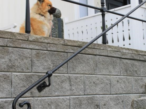 Hus med støttemur ned mot innkjørsel Hus med støttemur ned mot innkjørsel