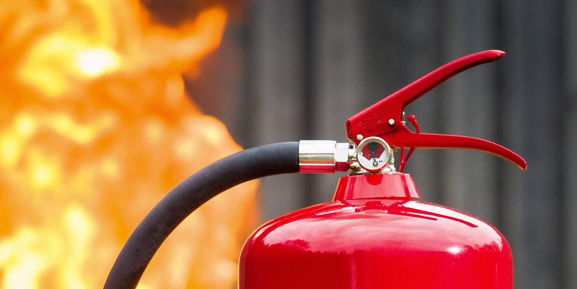 brannslukningsapparat i forkant av en brann