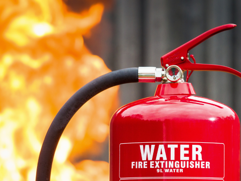 brannslukningsapparat i forkant av en brann