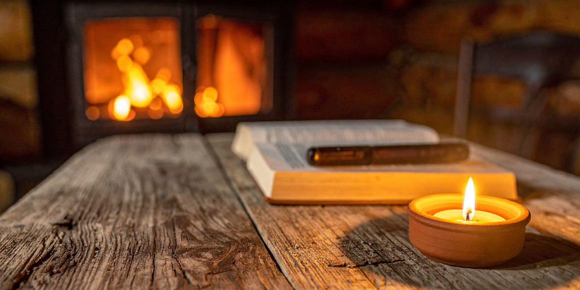 Fyr i peisen og telys, med fokus på brannsikkerhet i hjemmet