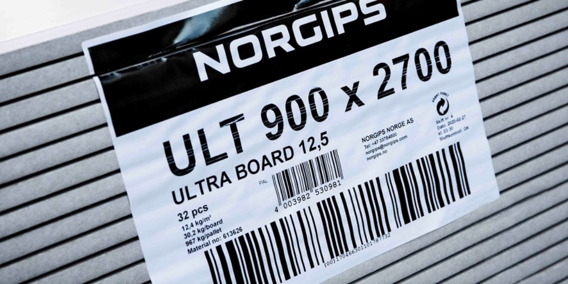 Nærbilde av en stabel med nye gipsplater. Hvordan skru gipsplater?