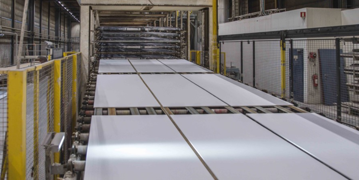 Gipsplater på produksjonsbåndet hos gipsplateprodusenten Gyprocs fabrikk i Fredrikstad.