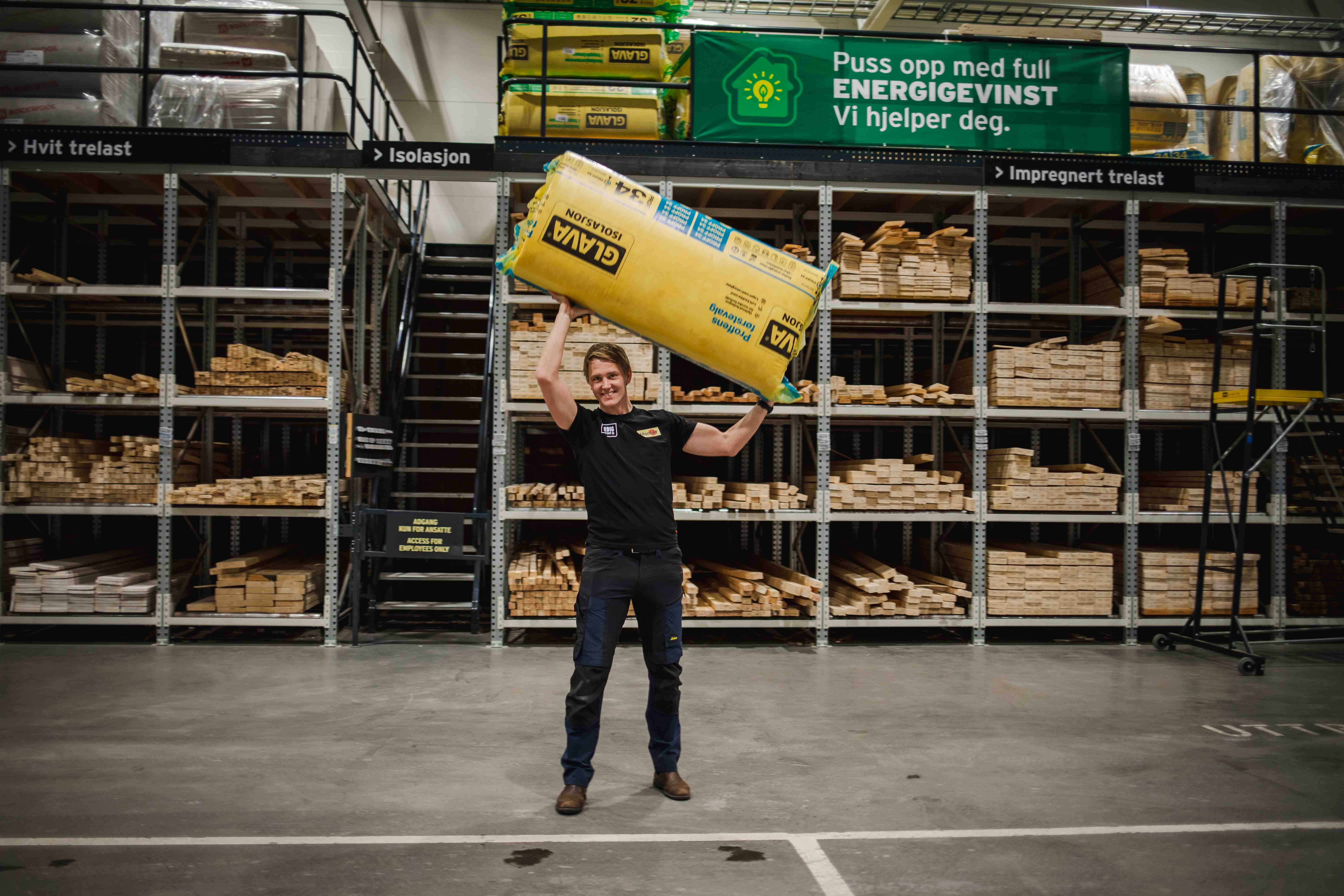 Bygg- og energirådgiver fra Montér som viser til mulighetene for hindre varmetap ved å energieffektivisere hjemmet med glava isolasjon