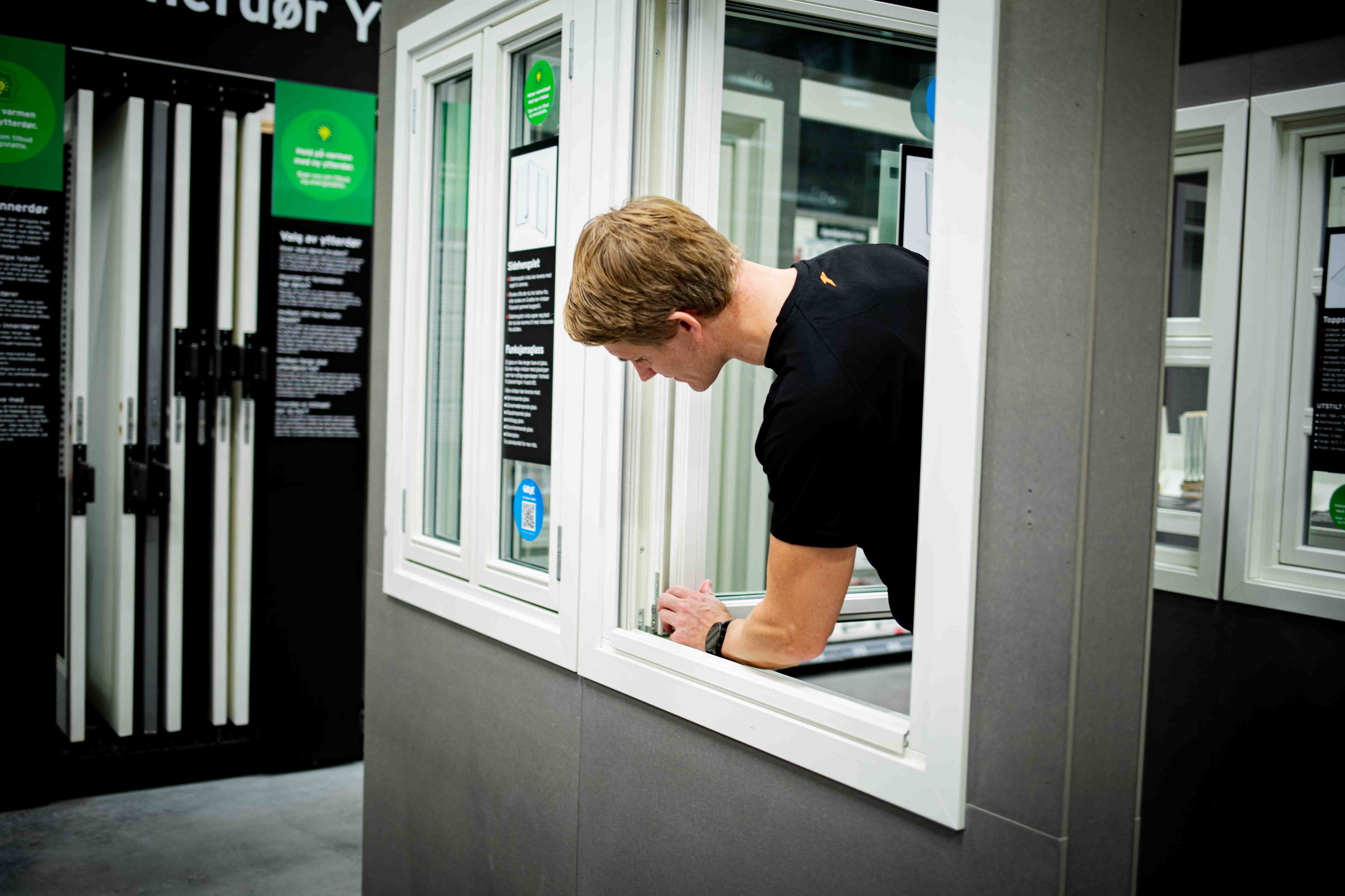 Bygg- og energirådgiver hos Montér som viser til tiltak for energieffektivisering i hjemmet med bytte av vindu