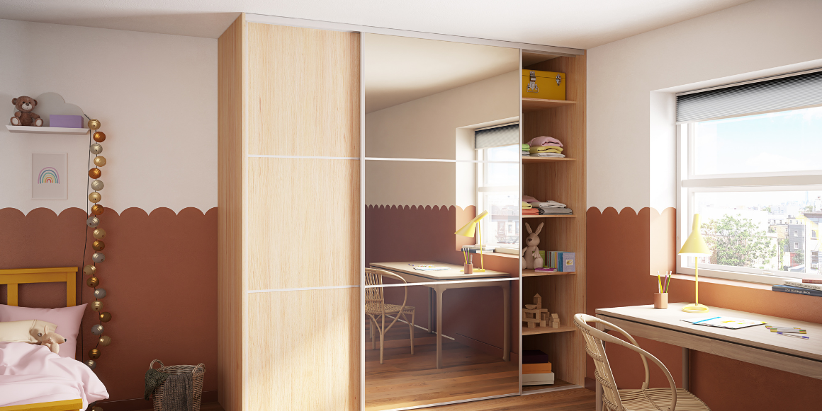 Barnerom med skyvedørsgarderobe med speil.