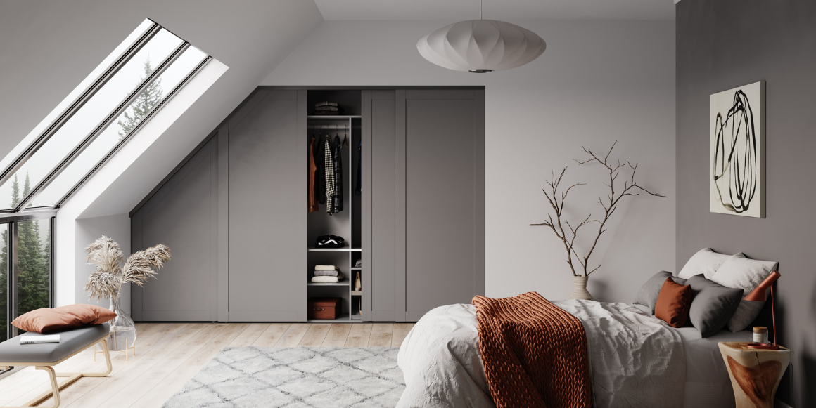 Garderobeløsning med skråtak, i skreddersydd modell fra Opus. 