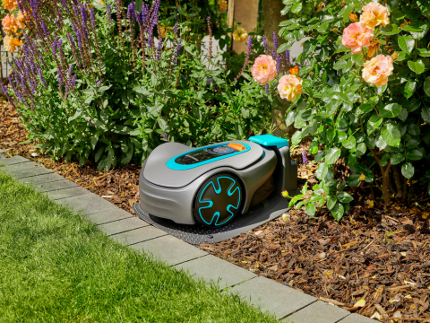 robotgressklipper fra gardena i en frodig hage robotgressklipper fra gardena i en frodig hage