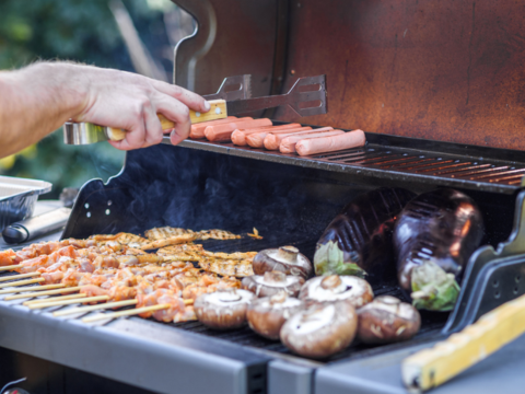 grillspyd som grilles på grill grillspyd som grilles på grill