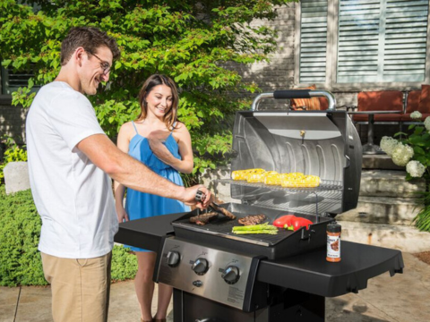 Se vårt brede utvalg av griller Mann og dame som griller mat på grillen