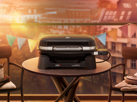 Elektrisk grill på et bord Elektrisk grill på et bord