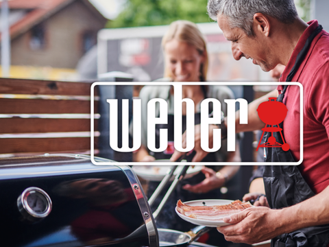 mann som rengjør grillen etter bruk mann som rengjør grillen etter bruk